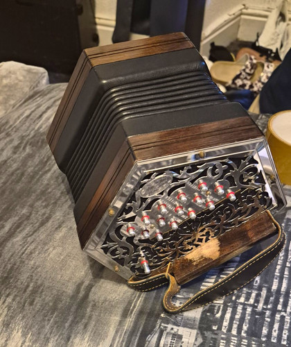 Button concertina with - button,